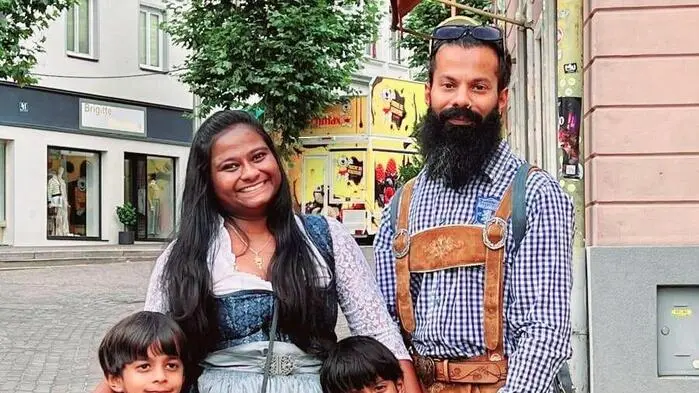 Greeni Kandathiparambil Sebastian und Lijoy George Vadassery mit ihren beiden Söhnen