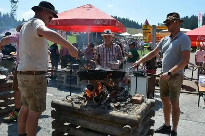 Fünf Sorten Sterz vom offenen Feuer, dazu Schwammsupp’n aus dem Kessel, Grillspezialitäten, Mehlspeisen und Weinkost sorgten für kulinarischen Genuss. 