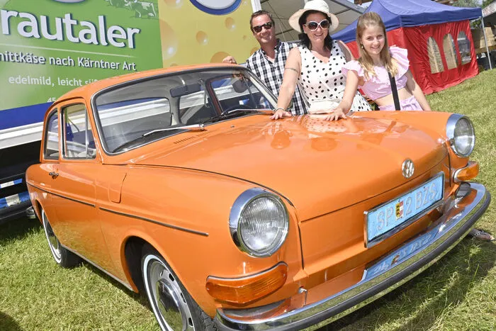 Ein VW-1600L mit einer Überraschung: Das Top-Auto ist nämlich auf den Tag genau gleich alt (Erstzulassung Juli 1972) wie sein Besitzer, der Spittaler Autohändler Bruno Naschenweng, hier mit Gattin Ina und Tochter Selina.