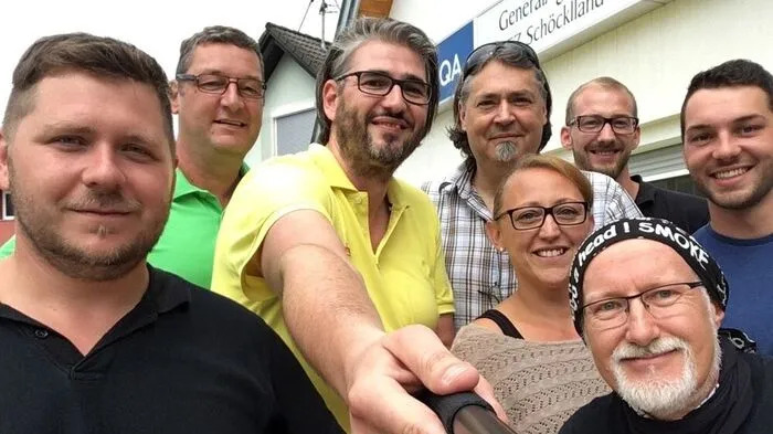 Antenne-Muntermacher Axmann (in Gelb) trampt und macht Selfies für einen guten Zweck