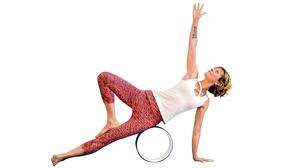 Yoga-Profi Silvie Paluselli beim Seitstütz mit dem Yoga-Rad