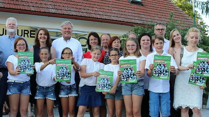 Die Schüler präsentierten ihre Broschüre mit Stolz 