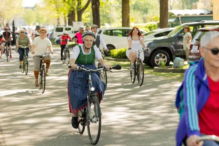 Am Samstag wurde dann ein Gang zugelegt mit dem großen Anradeln. Bei den fünf geführten Touren war für jeden Radsportfreund etwas dabei. Für Nostalgiker, Mountainbiker, Rennradfans sowie für Genussradler und Familien wurden individuelle Levels und Strecken geboten