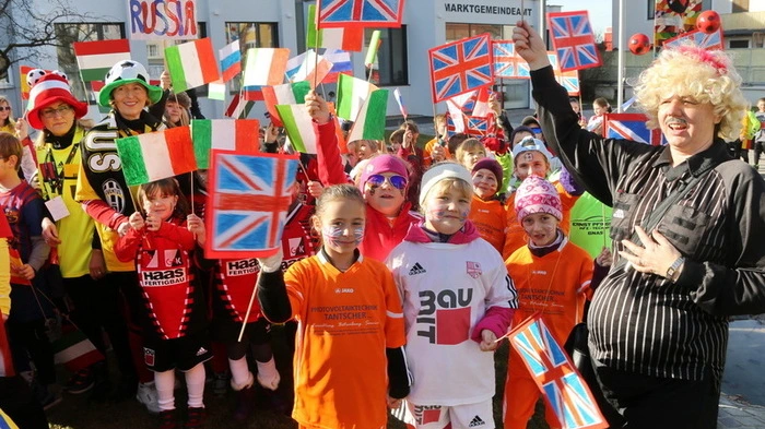 Die Fußball-Europameisterschaft in Frankreich war zentrales Thema beim Faschingsumzug in Gnas. Die Volksschule ließ mit Teamchefin Gabriele Stangl die teilnehmenden Teams der EM aufmarschieren und holte sich damit den ersten Platz unter zwölf teilnehmenden Gruppen.