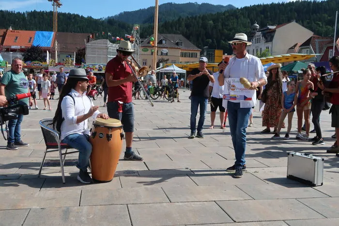 Akrobaten, Jongleure, Pantomimen oder Feuerkünstler wollen die Zuschauer genauso begeistern wie Musiker mit kubansicher Musik.