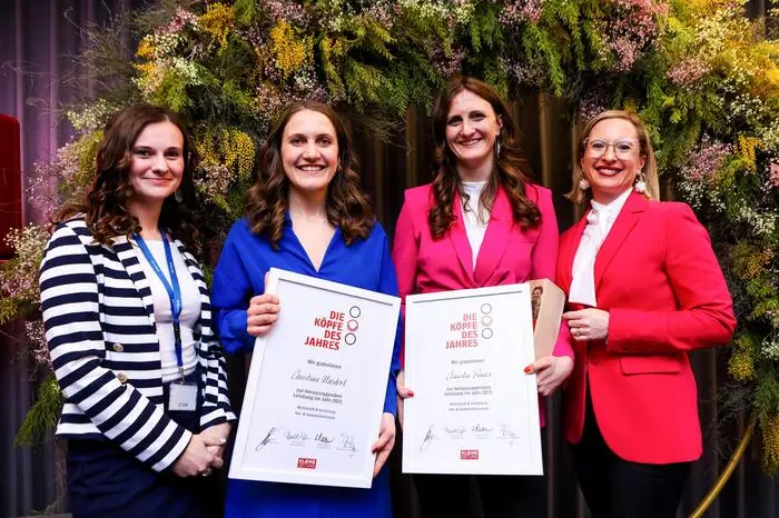 Christina Niederl und Claudia Bauer (Lotta Curls), Gewinnerinnen in der Kategorie Wirtschaft &amp; Forschung mit Kleine-Zeitung-Redakteurin Nicole Stranzl und Simone Pival-Marko (AllergoSan)