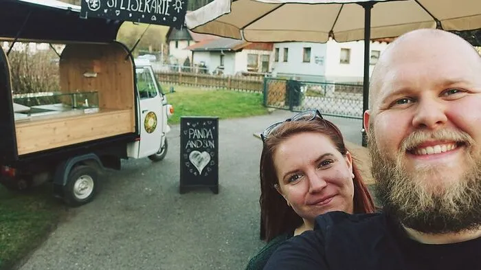 "Panda and Sun": Melanie Kaufmann und Mathias Christian Plangger mit ihrem Foodtruck "Hermann"