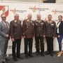 Der neue Brandrat des Bezirks, Josef Pirstinger (3.v.l.), umrahmt von Kameraden und Ehrengästen, darunter Bezirkshauptfrau Elisabeth Kladiva