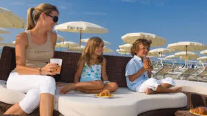 Die Kinder erwartet am Strand von Grado ein abwechslungsreiches Urlaubsvergnügen. Und die Eltern können den Aufenthalt entspannt genießen
