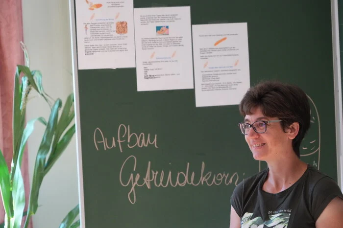 Annelies Krall erklärt den Schülern die verschiedenen Kornarten.