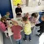 Die Kinder bastelten mit Getreide, Linsen und Kürbiskernen