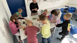 Die Kinder bastelten mit Getreide, Linsen und Kürbiskernen