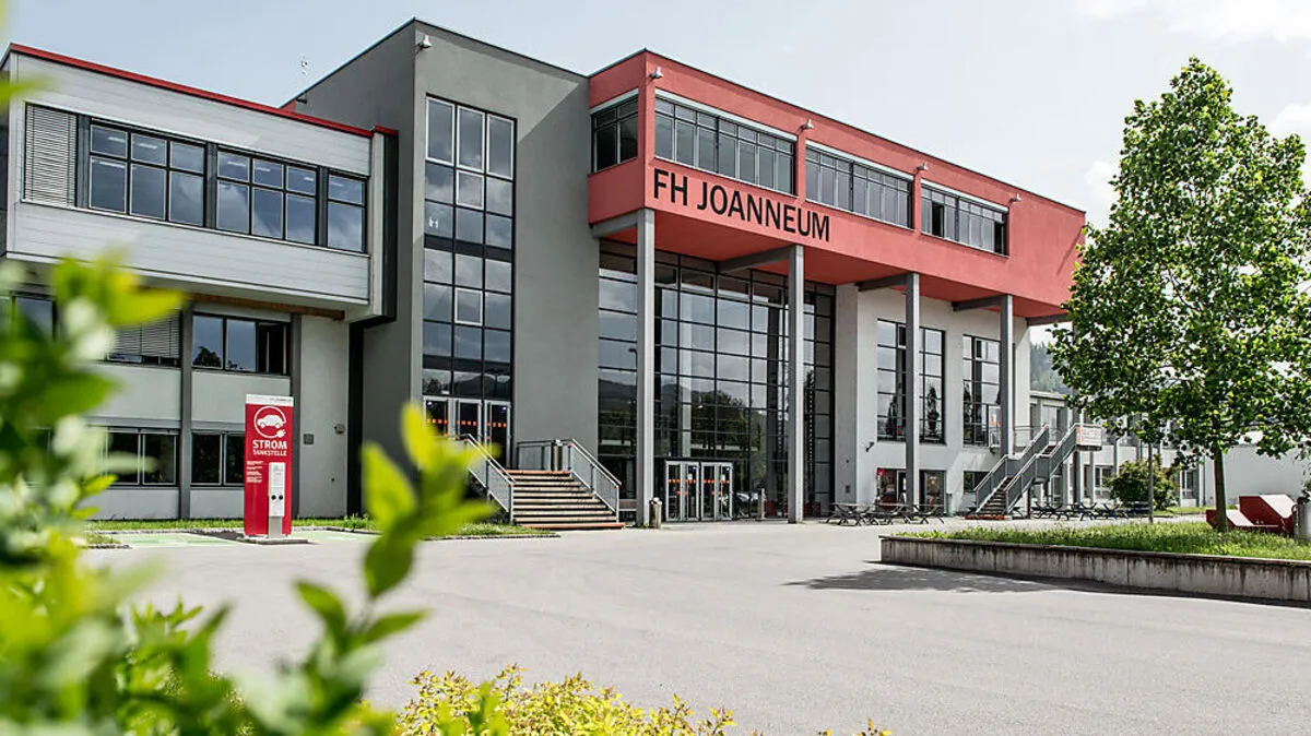 Hier gehen Julia Putz und Alexander Winkler jeden Tag ein und aus – was es für sie bedeutet, an der FH JOANNEUM Kapfenberg zu studieren. 