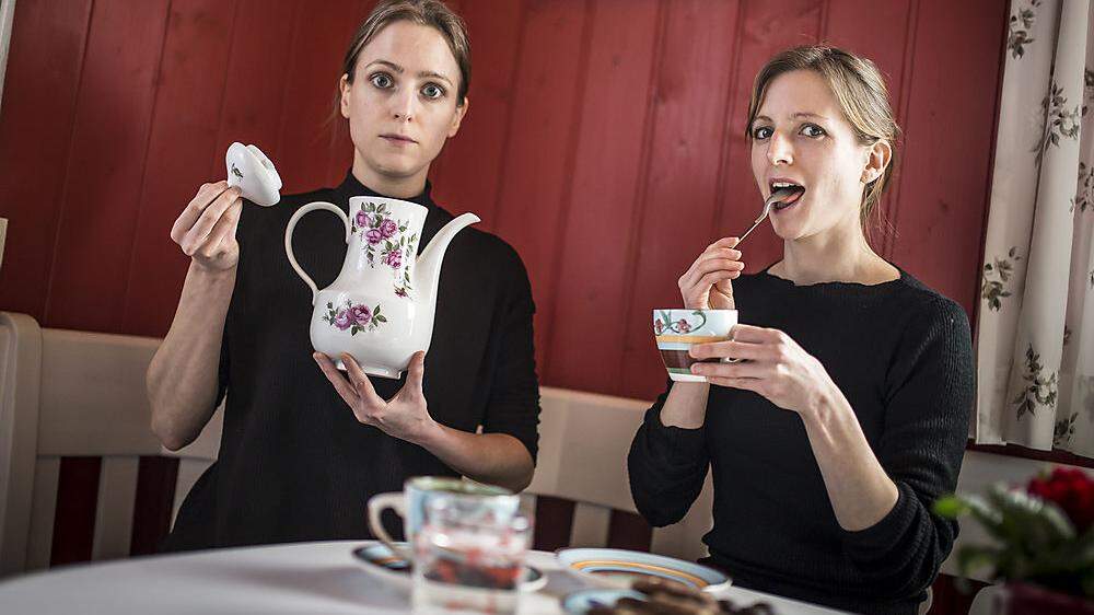 Teetrinken im elterlichen Musikzimmer in St. Agnes bei Völkermarkt: Zwillingsschwestern Nicole (links) und Birgit Radeschnig