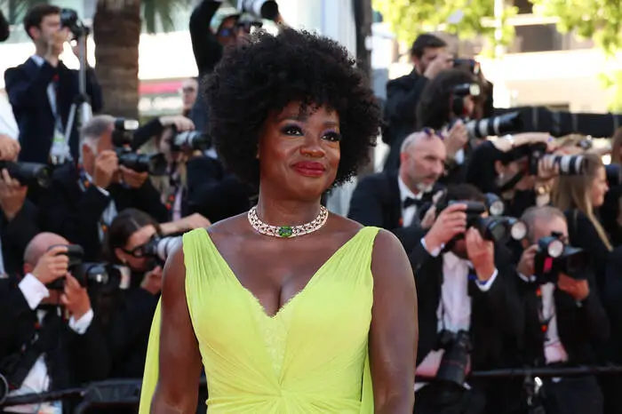Oscar-Preisträgerin Viola Davis und ihr Ehemann Julius Tennon adoptierten Tochter Genesis. Zudem hat Tennon zwei Söhne aus früheren Beziehungen