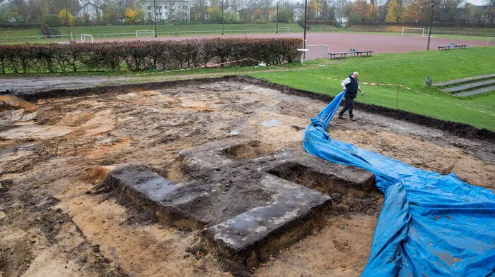 Hakenkreuz aus Beton auf Sportplatz ausgegraben