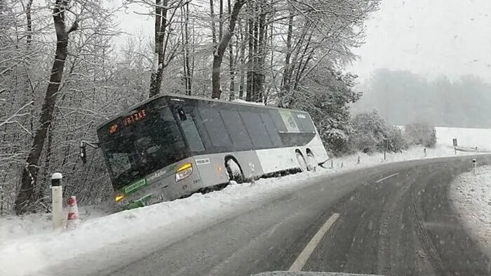 In Allerheiligen bei Wildon rutschte ein Linienbus in den Sttraßengraben