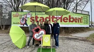 An Liegestuhl, Rasenteppich und Sonnenschirm sind die teilnehmenden Betriebe an den vier Freitagen zu erkennen