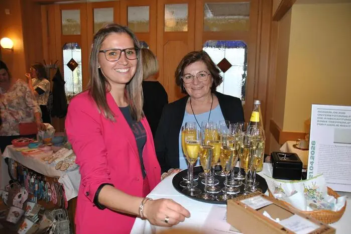 Strahlende Gesichter bei der Begrüßung mit Sekt und einem Gewinnspiel für den guten Zweck