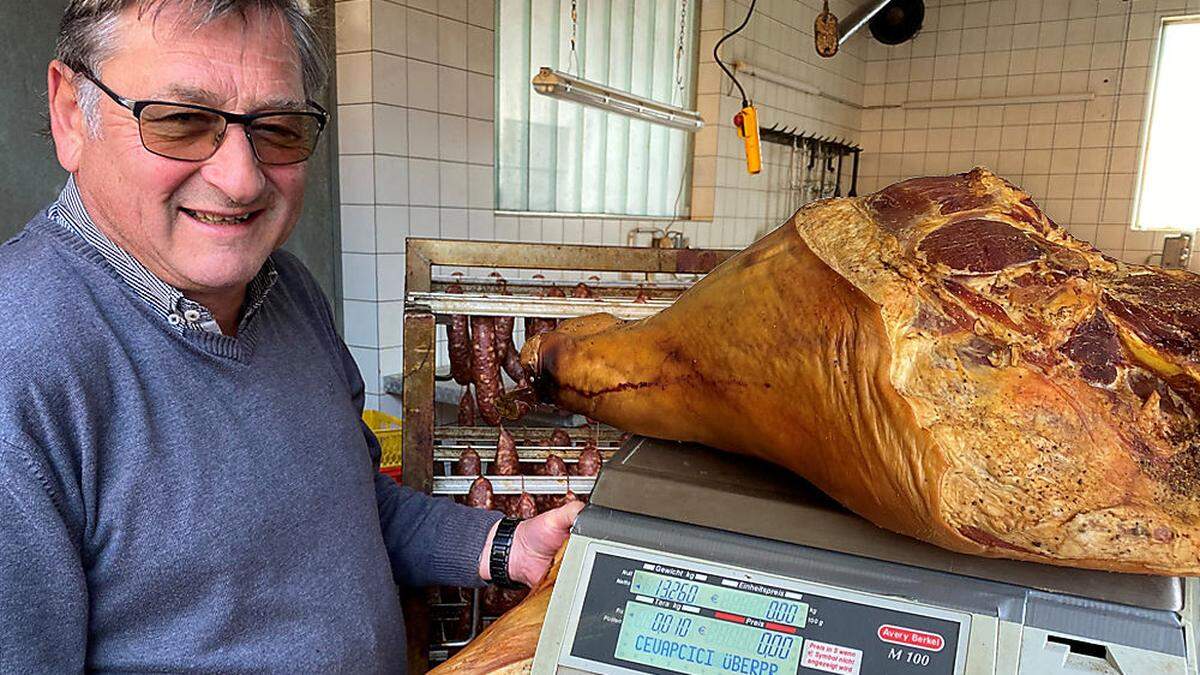 Fleischhacker Johann Rigelnik produziert zu Ostern rund 200 Schinken