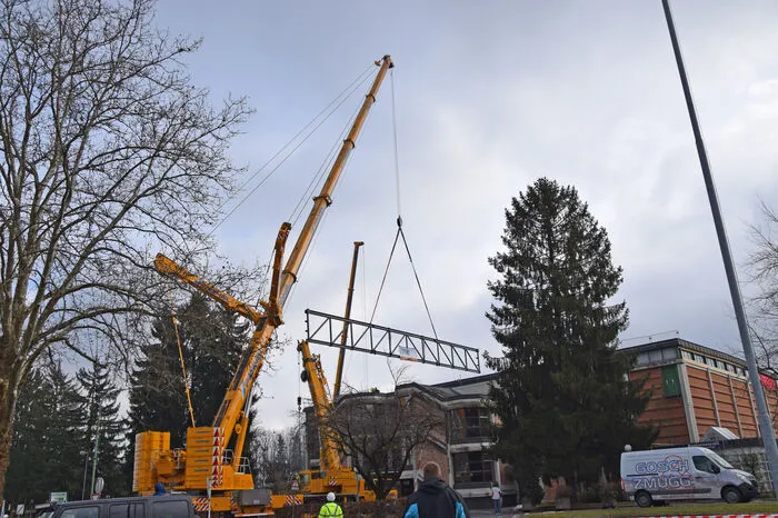 Deshalb wurden die Metallteile direkt auf dem gegenüberliegenden Parkplatz gefertigt und mithilfe eines 360-Tonnen-Krans, der auf der Frauentaler Straße aufgestellt wurde, auf die Stahlbetonstützen montiert.