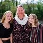 Lena und Bianca mit ihrer Kinderdorfmutter Hannelore 
