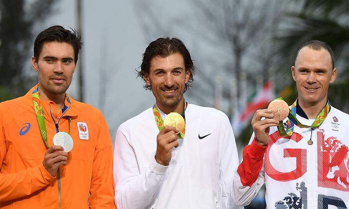 Tom Dumoulin, Fabian Cancellara und Chris Froome (von links) präsentieren stolz ihre Medaillen