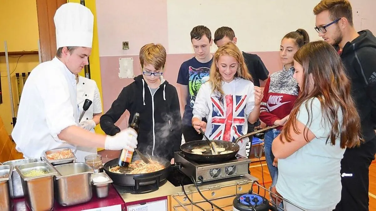 Hier versuchen sich die Schülerinnen und Schüler gerade als Koch