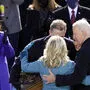 Biden mit Familie, Harris applaudiert