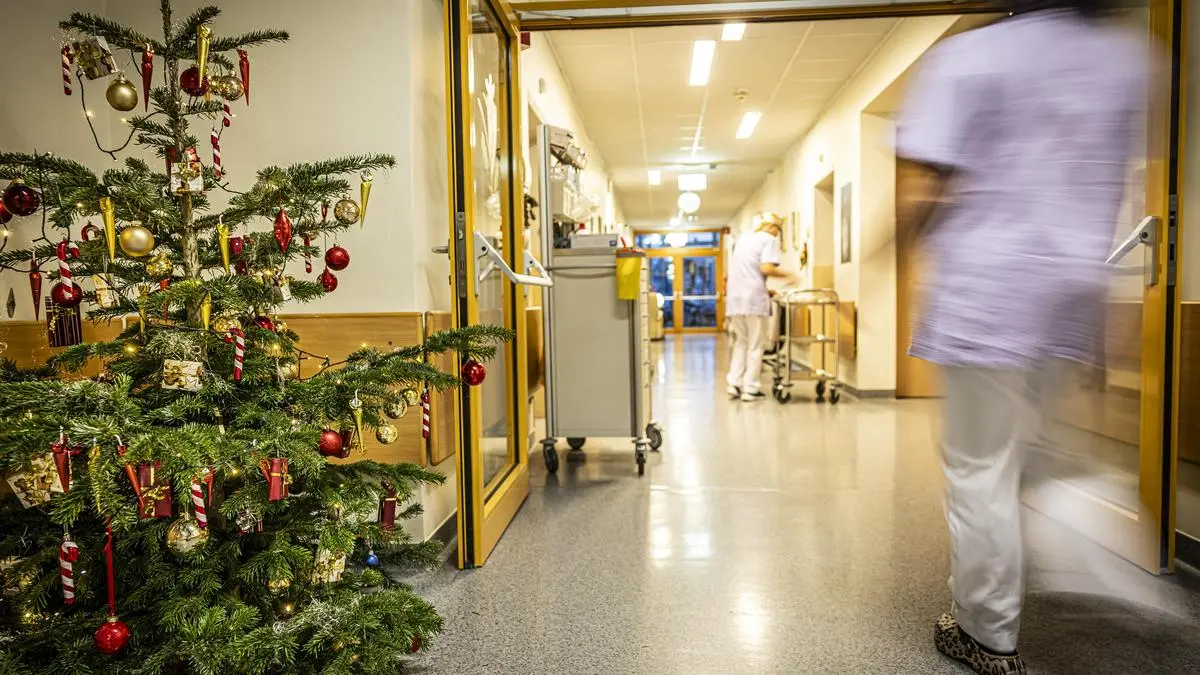 Ein Krankenhausflur mit einem geschmückten Weihnachtsbaum