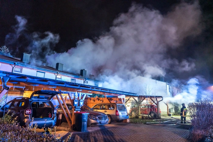 Als die Feuerwehren eintrafen, schlugen die Flammen bereits aus den Fenstern.