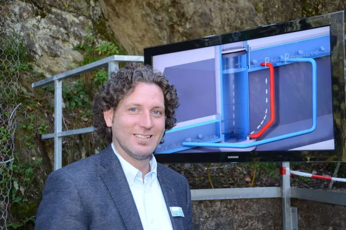 Kraftwerksleiter Christian Tengg vor dem Schaubild des neuen Fisch-Liftes.