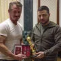 Der frühere Filmschauspieler und heutige ukrainische Präsident Wolodymyr Selenskyj hat von Hollywood-Schauspieler Sean Penn einen Oscar erhalten 