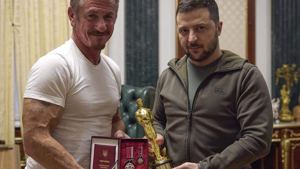 Der frühere Filmschauspieler und heutige ukrainische Präsident Wolodymyr Selenskyj hat von Hollywood-Schauspieler Sean Penn einen Oscar erhalten 