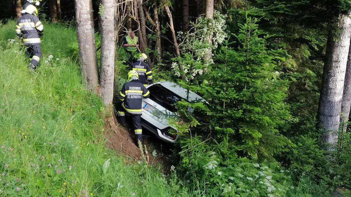 Der Wagen prallte im steilen Gelände gegen einen Baum.