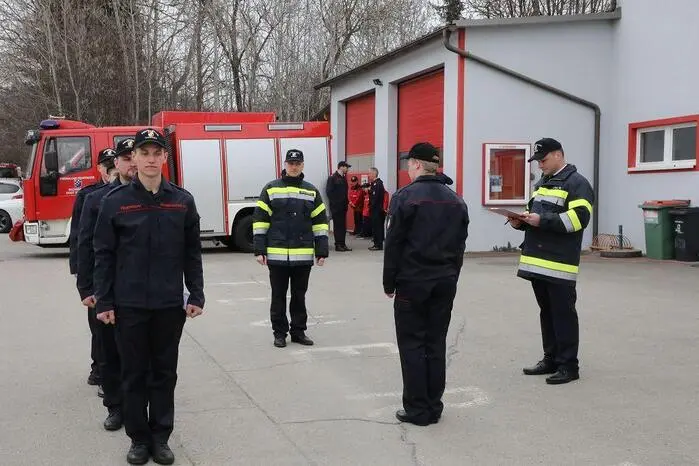  Unter der Leitung von Bewerbsleiter Brandinspektor Andreas Kobelmüller und seinem Stellvertreter Abschnittsbrandinspektor Daniel Feldbaumer mussten die Jugendlichen ihr Wissen in Bereichen wie Fahrzeug- und Gerätekunde, Verhalten im Notfall, Knotenkunde, Kleinlöschgeräte, Nachrichtendienst, Formalexerzieren sowie Warn- und Alarmsysteme unter Beweis stellen.