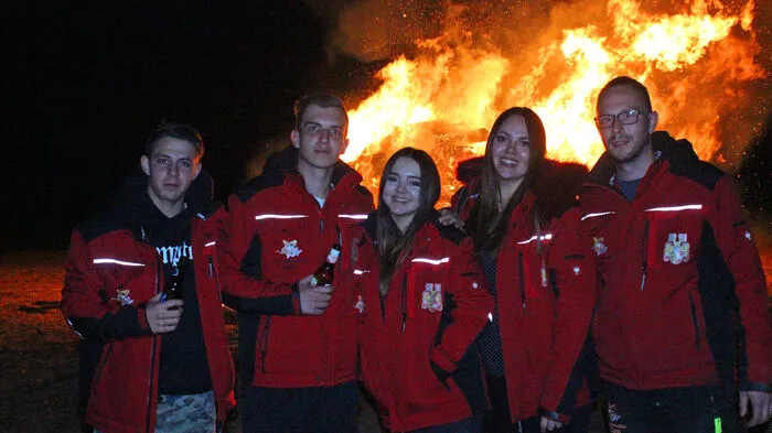 Die Kärntner See-Bergteifl mit Obmann Rene Rückenbaum (rechts) luden zum Osterfeuer