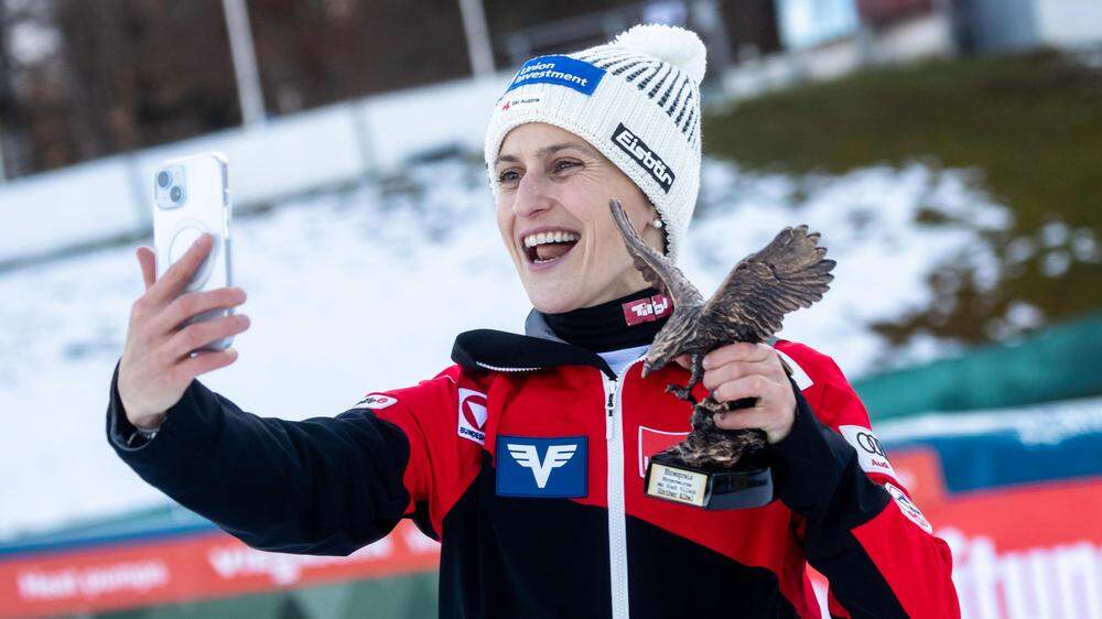 Eva Pinkelnig freut sich über Rang zwei beim ersten Weltcup-Springen in Villach