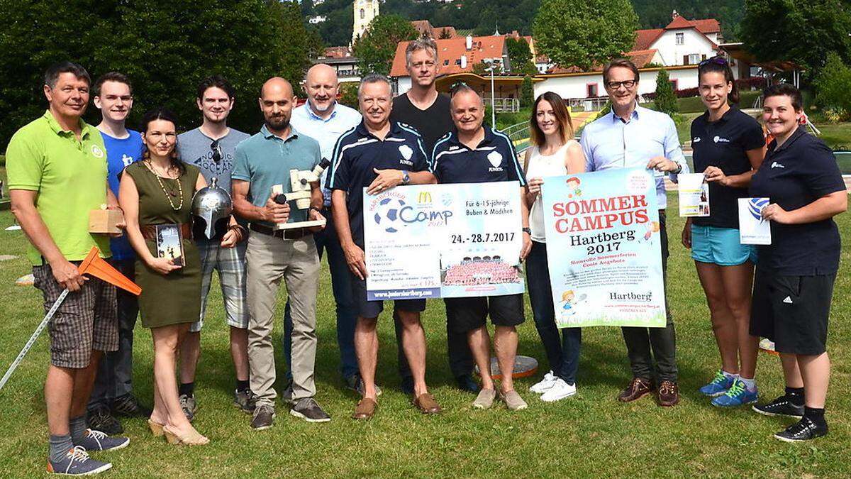 Bürgermeister Marcus Martschitsch (3. V. r.) mit den Organisatoren der verschiedenen Sommercampus-Angebote.  