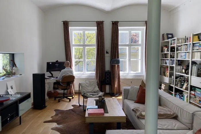 Die Rückwand des Innenraums haben die Architekten aufgeschnitten und das Wohnzimmer durch den Zubau erweitert. Links sieht man das längliche Fenster dort, wo einst die Einfahrt für Kutschen und Autos war.