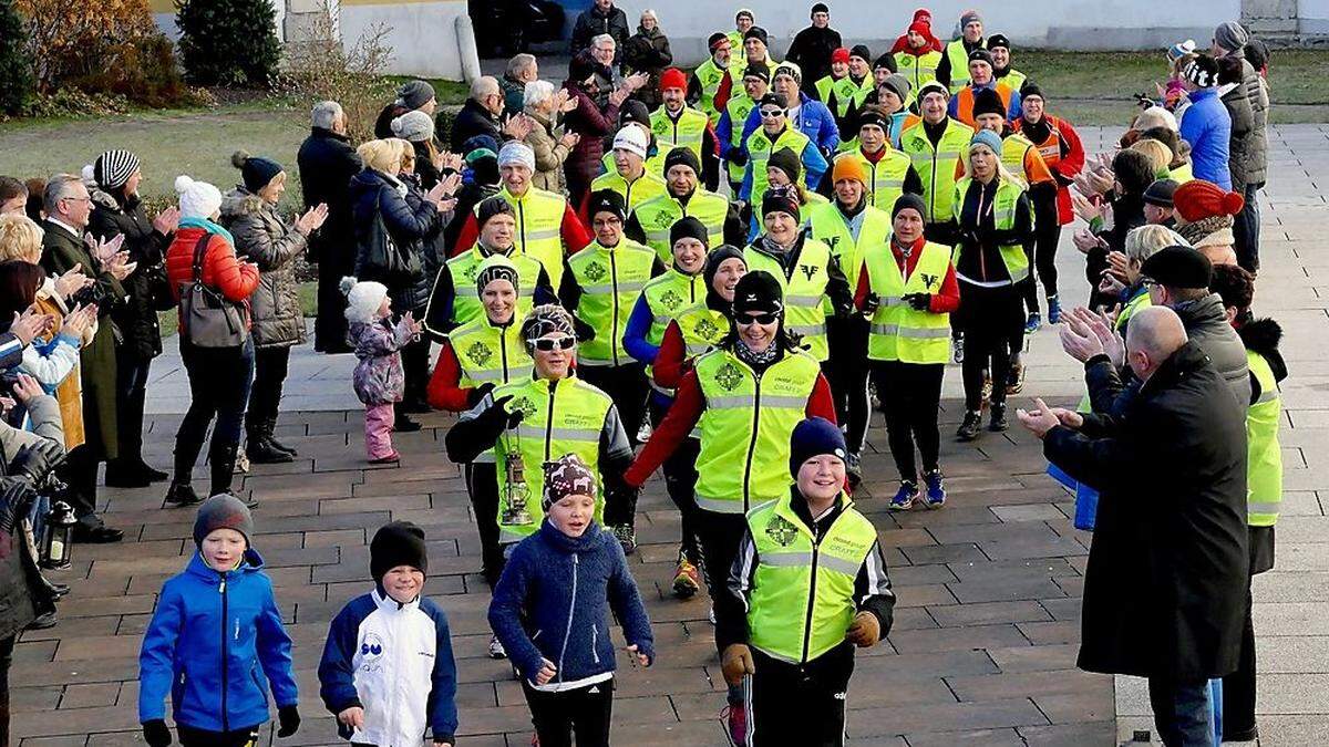 Die Ankunft der Läufer des Köflacher Adventlaufs ist ein echter Publikumsmagnet