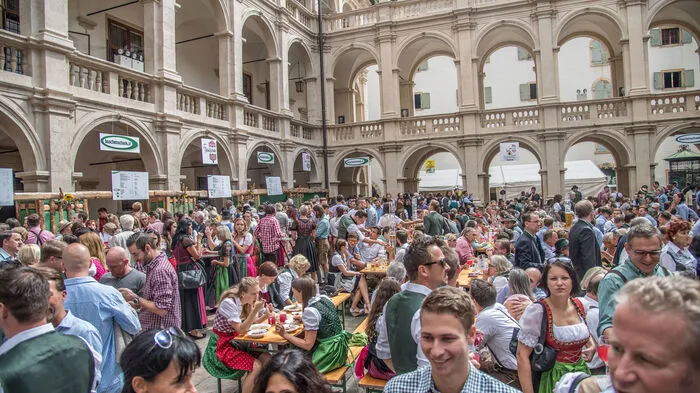 In Tracht und mit einem Lächeln im Gesicht - Die etwa 10.000 Besucher des heurigen Aufsteirern zeigen sich von ihrer Besten Seite. Auch viele Promis ließen sich das Fest nicht entgehen.