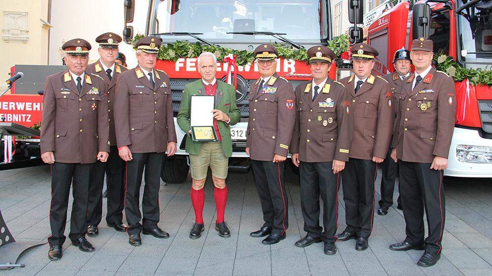 Der Leibnitzer Bürgermeister Helmut Leitenberger erhielt als Zeichen des Dankes die Florianiplakette in Gold
