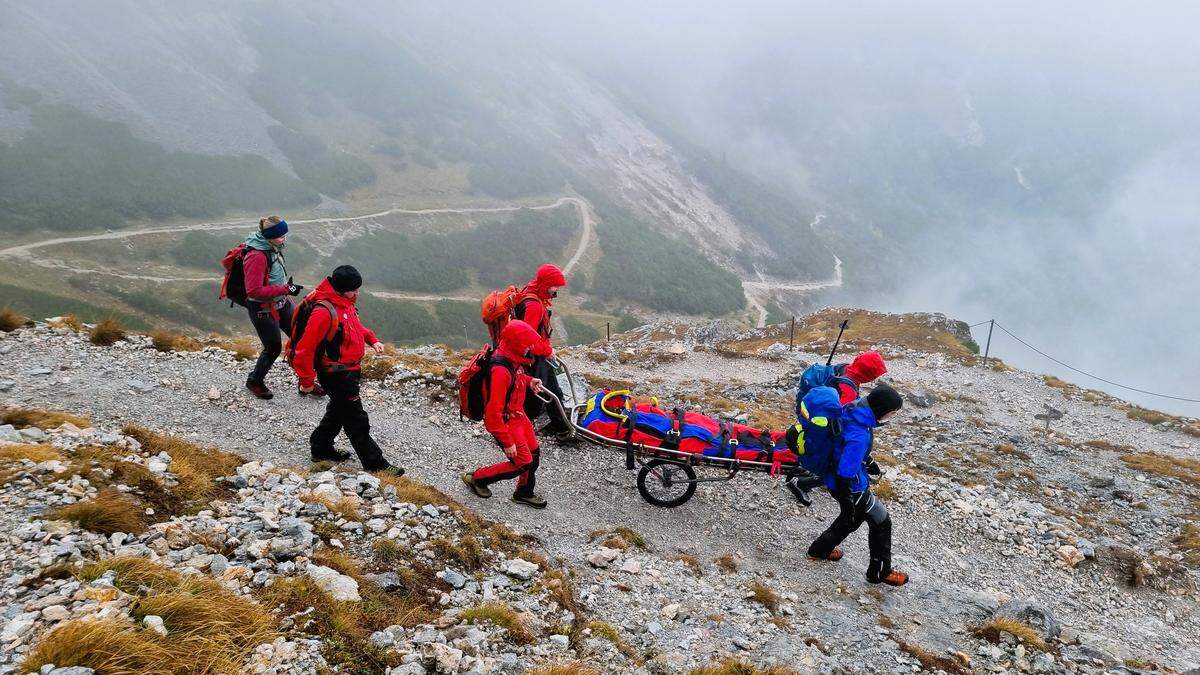 Die Mürzer Bergretter trugen die Schülerin bis zum Rettungsauto