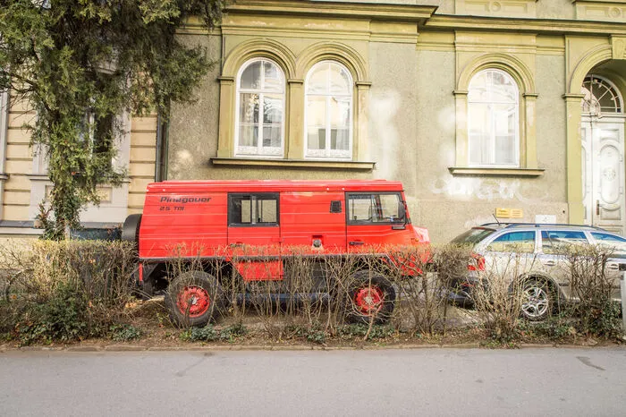 Oft wurden die grünen Juwele in Autoparkplätze umgewandelt. 360 Stellplätze hat Architektin Tornquist mit Studenten gezählt.