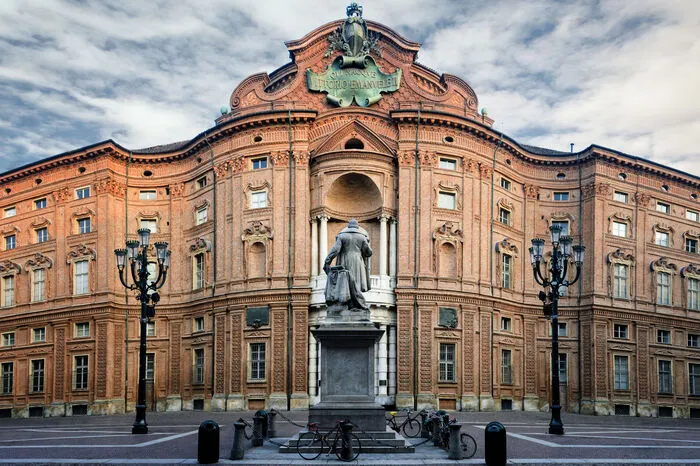 Zeit für einen Kaffee in den Lokalen auf der Piazza Carignano, wo die einstige Fürstenresidenz, das Carignano-Theater und das Nationalmuseum des italienischen Risorgimento die Kulisse bilden.