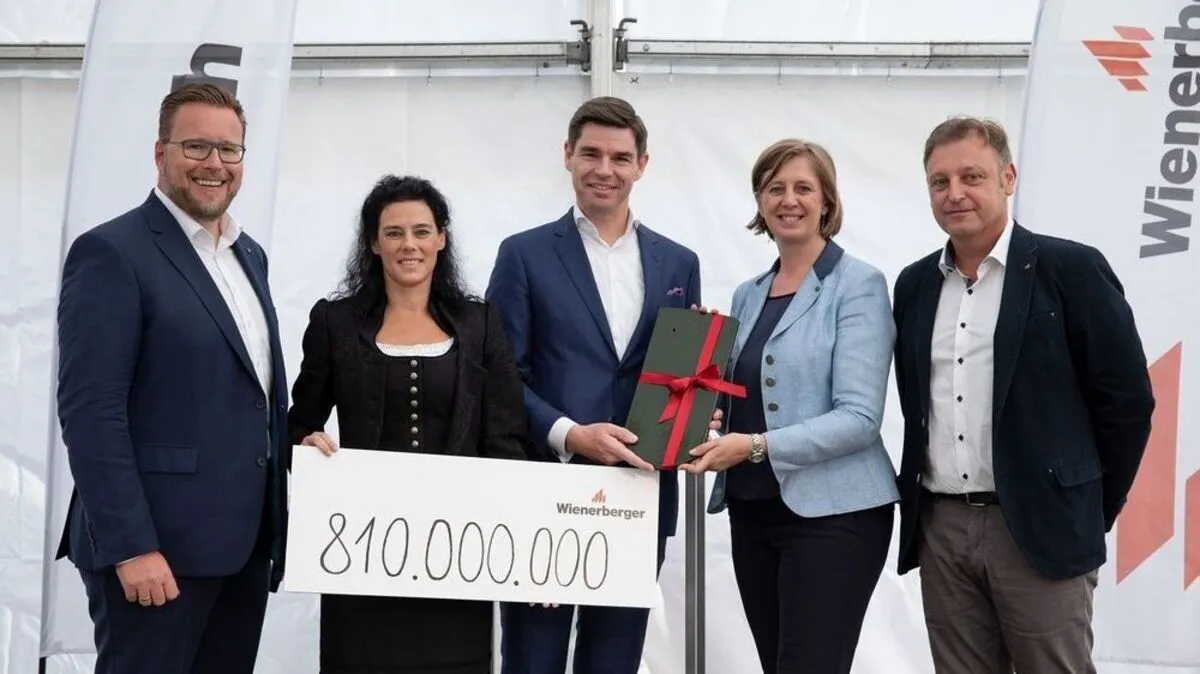 Symbolische Übergabe des 810 Millionsten Dachziegels: Wilfried Lechner, Solveig Menard-Galli, Mike Bucher, Barbara Eibinger-Miedl, Franz Oswald  