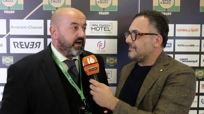 Der Journalist (rechts) bei einem Interview für den Kanal 16