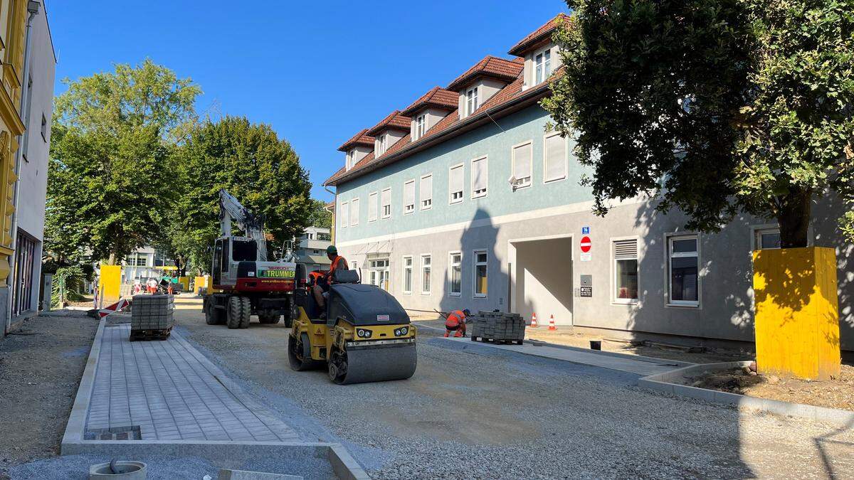 Am Montag haben in Gleisdorf die Asphaltierungsarbeiten in der Unteren Schillerstraße begonnen