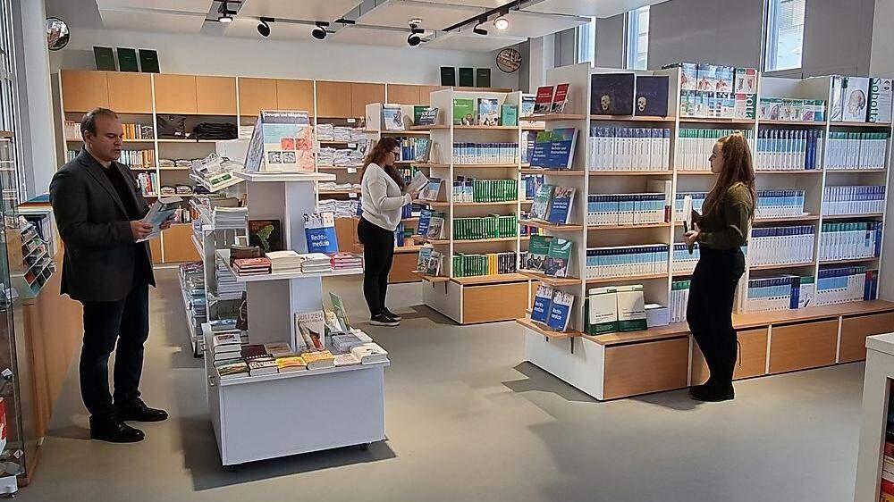 Neuer Shop an der Med Uni Graz. Links Geschäftsführer Reinhold Ploschnitznig